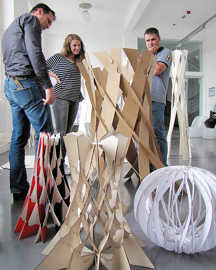 Foto: Innungsobermeister Karl-Heinz Thesen diskutiert mit Studierenden und Besuchern die Entwürfe.