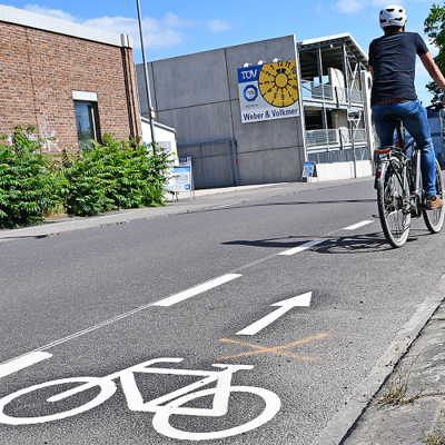 2020 wurden in der Kürenzer Straße beidseitige Schutzstreifen für den Fahrradverkehr markiert.