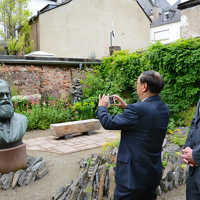 Botschafter Shi Mingde fotografiert Karl Marx-Büste im Garten des Geburtshauses.