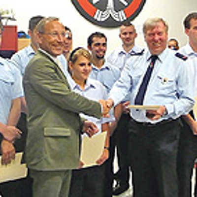 Bürgermeister Georg Bernarding gratuliert Andreas Latz für 25 Jahre ehrenamtliche Tätigkeit im Löschzug Ruwer. Foto: Feuerwehr Ruwer