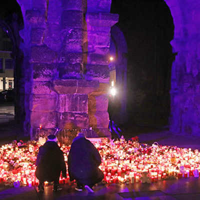 Der zentrale Trauerort in der Innenstadt ist die Porta Nigra: Hier haben Bürgerinnen und Bürger tausende Kerzen angezündet, um ihre Anteilnahme mit den Opfern und deren Angehörigen auszudrücken.