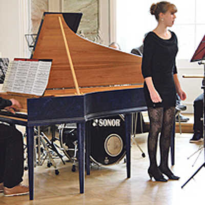 Musikschulabsolvent Sebastian Paulus begleitet am neuen Cembalo Sopranistin Levlyn Birkenhain bei ihrem Auftritt.