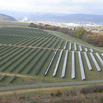 Die Solaranlage liegt am Ortsrand von Kenn an der Bundesstraße 52.