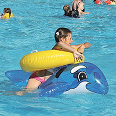 Doppelt hält besser: Viele kleine Badegäste genießen das schöne Sommerwetter im Südbad.