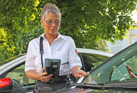 Hilfspolizistin Lore Willems verwarnt einen Falschparker. Foto: PA