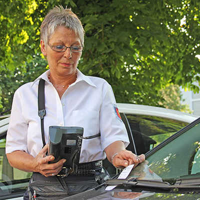 Hilfspolizistin Lore Willems verwarnt einen Falschparker. Foto: PA