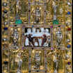 Der goldene Deckel des Ada-Evangeliars mit Figuren und Edelsteinen