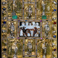 Der goldene Deckel des Ada-Evangeliars mit Figuren und Edelsteinen