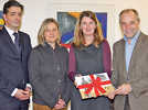 Markus Trost, Geschäftsführer der mediaprint-Gruppe, und zwei der vier Autoren, Susanne Rendenbach und Ingrid Fusenig, überreichen OB Jensen das erste offizielle Buch-Exemplar (von links).