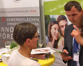 Mirko Löhmann von der städtischen Wirtschaftsförderung im Gespräch mit einer Besucherin der Messe