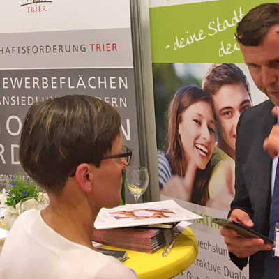 Mirko Löhmann von der städtischen Wirtschaftsförderung (r.) im Gespräch mit einer Besucherin der Messe. Foto: Wifö