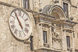 Das Rathaus der Partnerstadt Ascoli Piceno entstand im Spätbarock. Die Fassade des „Palazzo Comunale“ zeichnet sich durch eine reichhaltige Ausgestaltung der Figuren und Verzierungen aus. Foto: Wolfgang Raab