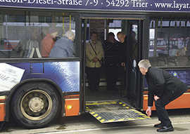 Busfahrlehrer Albert Hohr schiebt die Klappe raus, die nicht nur Rollstuhlfahrern, sondern auch Gehbehinderten das Aussteigen erleichert. Foto:?SWT