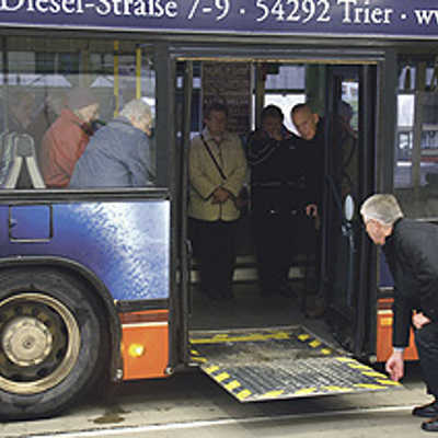 Busfahrlehrer Albert Hohr schiebt die Klappe raus, die nicht nur Rollstuhlfahrern, sondern auch Gehbehinderten das Aussteigen erleichert. Foto:?SWT