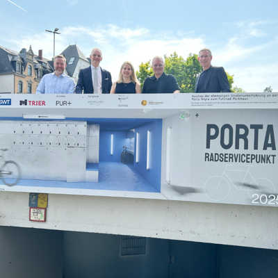Sie freuen sich auf die neue Fahrradgarage an der Porta, die im Frühjahr 2026 an den Start geht (v. l.): SWT-Prokurist Dirk Eis, OB Wolfram Leibe, Bundesbauministerin Verena Hubertz, SWT-Vorstand Arndt Müller und Christoph Klüsserath vom Stab Immobilienentwicklung SWT.