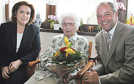 Irene Ende unterhält Ortsvorsteherin Dr. Maria Duran Kremer (l.) und Oberbürgermeister Klaus Jensen prächtig, die ihr zu ihrem 100. Geburtstag gratulieren.