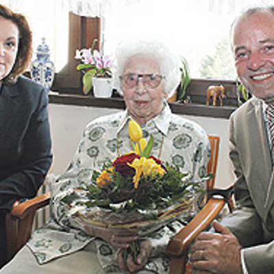 Irene Ende unterhält Ortsvorsteherin Dr. Maria Duran Kremer (l.) und Oberbürgermeister Klaus Jensen prächtig, die ihr zu ihrem 100. Geburtstag gratulieren.