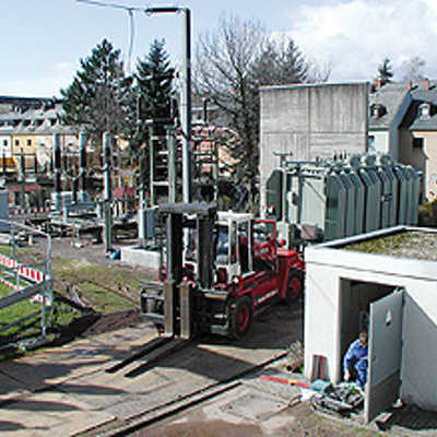 Der Transformator wird nach der Reparatur an seinen ursprünglichen Platz auf dem Gelände am Keltenweg in Trier-Nord gebracht.Foto: SWT