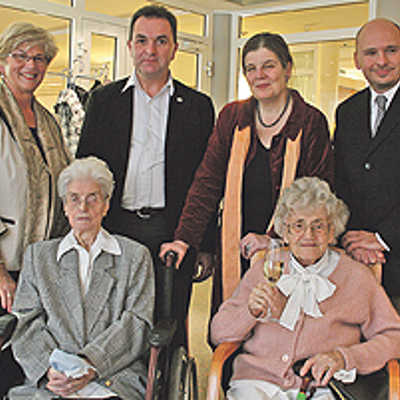 Die Jubilarinnen Theresia Sappok (r.) und Maria Herschler mit Enkel Michael Maxheim (2. v. l.), Bürgermeisterin Angelika Birk (2. v. r.) sowie den Ortsvorstehern Elisabeth Ruschel und Dominik Heinrich.