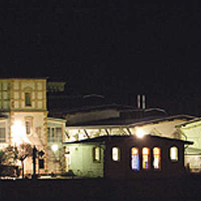 Neues Markenzeichen des Akademiegebäudes im alten Schlachthof ist die Lichtskulptur von Yolanda Tabanera an einem Schornstein. Foto: PA