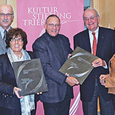 Vier Kulturstifterplatten verlieh Hans-Hermann Kocks (3.v.r.), Vorsitzender der Kulturstiftung, an Trierer Unternehmer.
