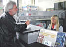 Nicole Porten von  der Deutschen Bahn AG berät einen Kunden am Info-Point in der Vorhalle des Hauptbahnhofs.