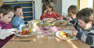 Es scheint zu schmecken: Mittagessen in der städtischen Kindertagesstätte im Feyener Wohngebiet auf der Grafschaft. Von den 44 dort betreuten Jungen und Mädchen nehmen 21 regelmäßig diese Mahlzeit ein.