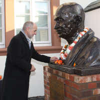 Der frühere Oberbürgermeister Klaus Jensen erweist Gandhi seine Reverenz.
