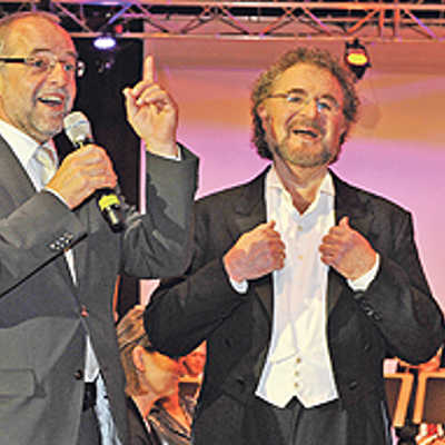 OB Klaus Jensen würdigt Franz Grundheber (rechts) als Opernstar, der trotz seines Erfolgs stets mit beiden Beinen auf dem Boden geblieben ist.