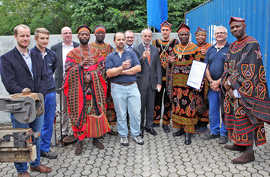 Foto: Start der Lieferung des Wasserfilters mit Gästen aus Kamerun