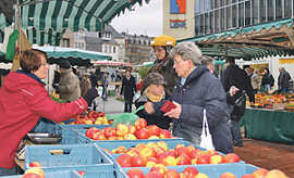 Frisches Obst von regionalen Erzeugern gehört zum festen Marktsortiment auf dem Viehmarktplatz.