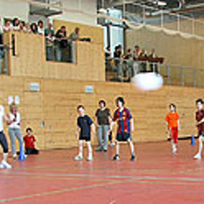 Hart umkämpft: Beim Völkerballturnier Lehrer gegen Schüler hatten die AVG-Schüler das "glücklichere Händchen" und gewannen knapp.