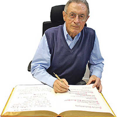Horst Müllers Schrift prägt die Seiten des Goldenen Buchs.