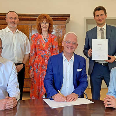 Die Vereinbarung unterzeichneten die Präsidentin der Hochschule Trier, Professor Dorit Schumann (rechts), OB Wolfram Leibe (Mitte), Professor Heinz Schmitz, Dekan des Fachbereichs Informatik (links, sitzend), und Studiengangsleiter Professor Georg Rock (links, stehend) vergangene Woche im Rathaus. Den Personalchef im Rathaus, Alexander Fisch (2. v. r.), und die Ausbildungsleiterin Petra Steinbach (2. v. l., stehend), überzeugen vor allem die Kombination aus theoretischer Ausbildung und praktischer Erfahrung.