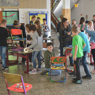 Die Schülerinnen und Schüler lassen ihrer künstlerischen Ader beim Gestalten der Stühle freien Lauf. Foto: Martin Seng