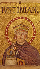 Das Herrscherbildnis in Mosaikform wurde für die Darstellung Justinians umgearbeitet. Foto: Opera di Religione della Diocesi di Ravenna 
