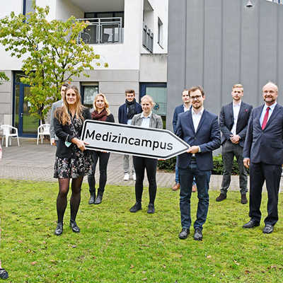 Minister Konrad Wolf (l.), Ministerpräsidentin Malu Dreyer (2. v. l.), Dekan Ulrich Förstermann (2. v. r.) und OB Wolfram Leibe (r.) freuen sich über die ersten acht Studierenden, die ihr 10. Fachsemester und ihr Praktisches Jahr in Trier absolvieren. 
