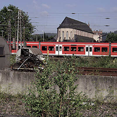 Die Bahn wird in absehbarer Zeit bedeutende Flächen im Umfeld des Trierer Hauptbahnhofs verkaufen. Auch der Bereich in der Nähe der früheren Reichsabtei St. Maximin (Hintergrund) steht zur Disposition. Foto: Baudezernat