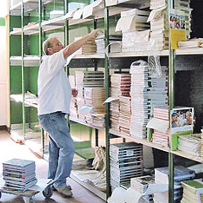 Nach dem Anliefern wurden die rund 25 000 Bücher von Harald Konder und neun Kollegen vom Bürgerservice im Lager zunächst nach Jahrgangsstufen und Schulformen sortiert. Foto: Bürgerservice