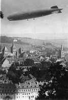 Motiv aus dem Traben-Trarbacher Album: Im Sommer 1930 kreist der Zeppelin ZR 129 anlässlich des Abzugs der französischen Besatzung aus dem Rheinland über Trier. Foto: Stadtarchiv