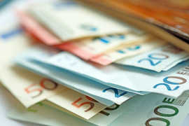 Das bild zeigtm Geldscheine im Wert von 100, 50, 20 und 10 Euro