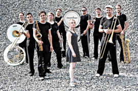 Eine zehnköpfige Band mit verschiedenen Blasinstrumenten präsentiert sich in schwarzer Sportkleidung.