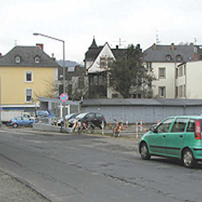 Blick  in die Gerberstraße Richtung Saarstraße. Demnächst soll in Gesprächen mit den Grundstückseigentümern unter anderem besprochen werden, wie die  Parkflächen (rechts) künftig genutzt werden könnten