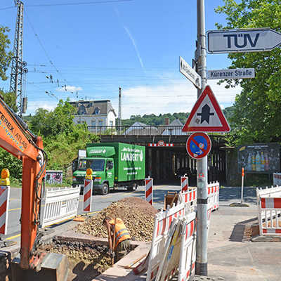 Vom 16. Juli bis 5. August wird die Kürenzer Straße ab der Schönbornstraße wegen Leitungsarbeiten für drei Wochen voll gesperrt. Bislang ist eine Spur noch befahrbar.