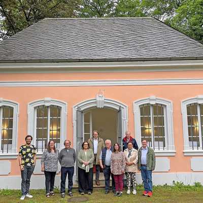 Mitglieder des Ortsbeirats Trier-Nord präsentieren den frisch renovierten Pavillon im Park Nells Ländchen.