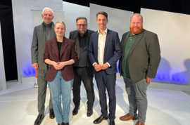 Vier Männer – OB Wolfram Leibe, die Intendanten Manfred Langner und Lajos Wenzel sowie Kulturdezernent Markus Nöhl und eine Frau – Elisa von Issendorff - stehen nebeneinander und lächeln in die Kamera. Im Hintergrund sind Theaterkulissen zu sehen.