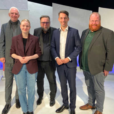 Oberbürgermeister Wolfram Leibe (links) und Kulturdezernent Markus Nöhl (rechts) bedauern den Rücktritt von Intendant Manfred Langner (Mitte) zum Ende der Spielzeit. Sie sind sich aber sicher, dass mit dem dann alleinigen Intendanten Lajos Wenzel (2. v. r.) und der neuen Schauspieldirektorin Elisa von Issendorff der erfolgreiche Weg des Theaters fortgeführt wird.