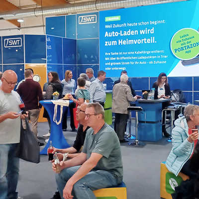 Bereits vor zwei Jahren warben die Trierer Stadtwerke an ihrem Stand auf der Öko-Messe für das Angebot, das eigene E-Auto zu Hause zu laden. Archivfoto: SWT