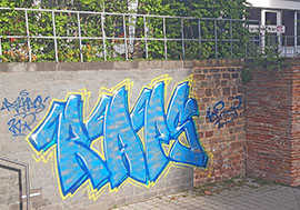 Das neue Graffiti an der historischen Mauer nahe der Basilika.
