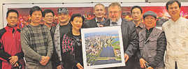 Einen guten Eindruck von der Vielfalt der künftigen Trierer Partnerstadt Xiamen vermittelten Ulrich Holkenbrink (4. v. r.) und Peter Dietze (5. v. r.) die zahlreichen Fotos, die eine Delegation chinesischer Künstler überreichte.